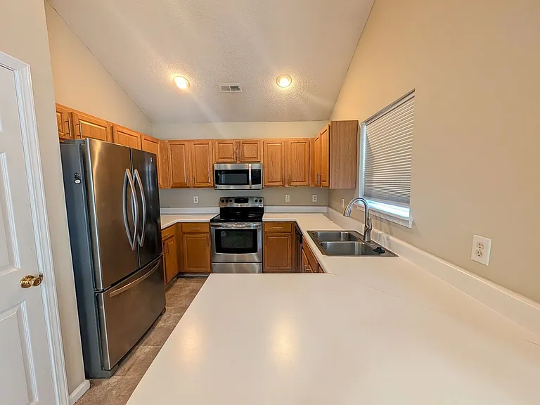 404 Commons Dr — Photo 5
