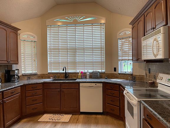 4th image of 2276 Grandview Dr