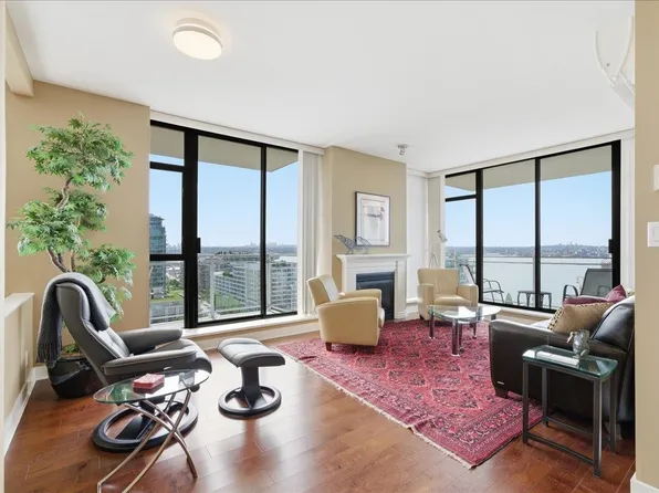 155 W 1st St #1601, North Vancouver, BC V7M 3N8