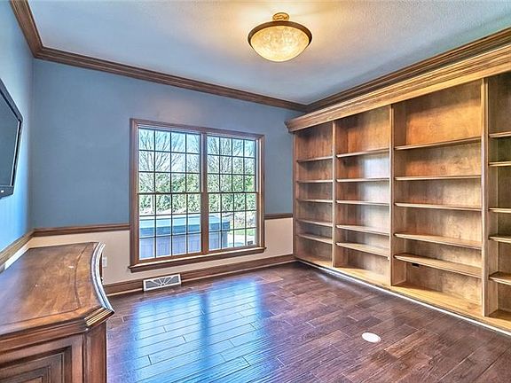5th image of 303 Honeybee Dr