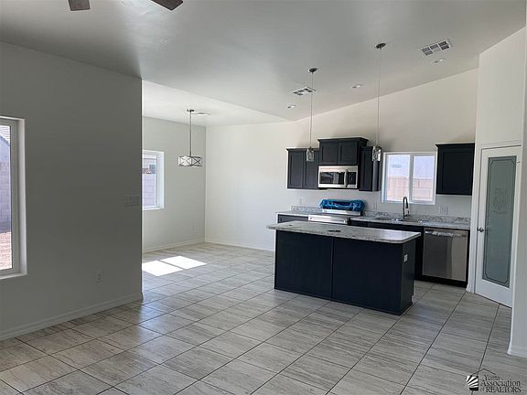 5th image of 683 E 12th Pl