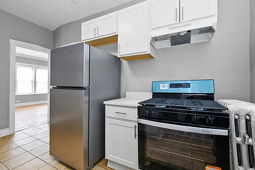 7556-58 S. Calumet Ave. / 320-28 E 76th St. Photo 1