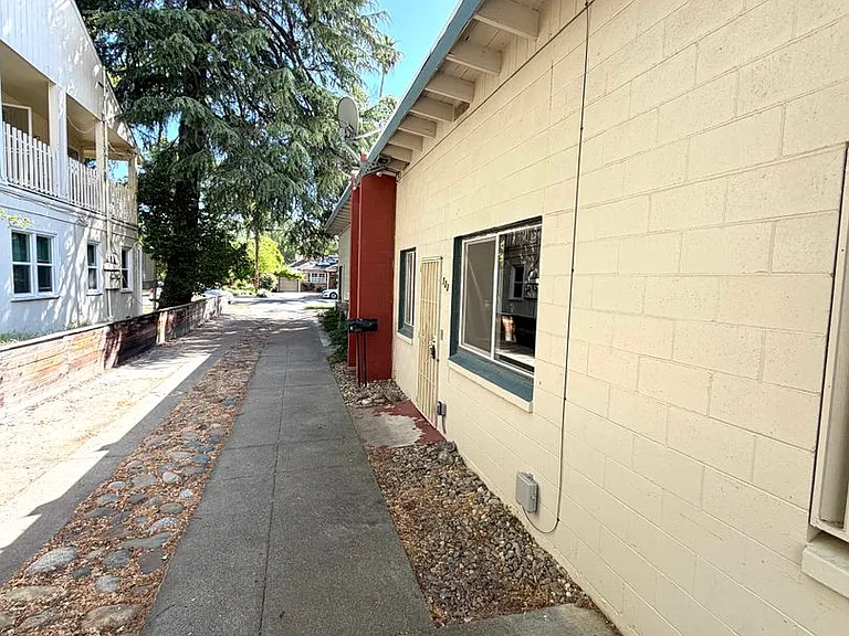 523 D St — Photo 27