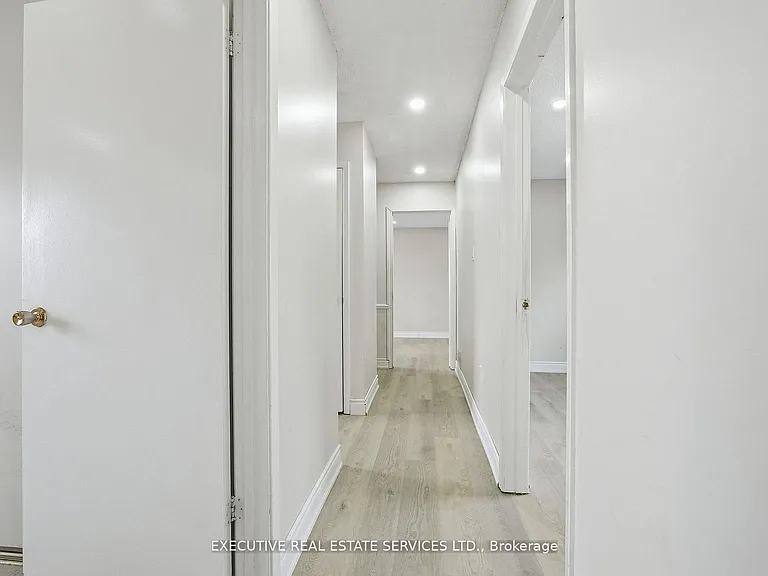 69 Lorraine Cres — Photo 12