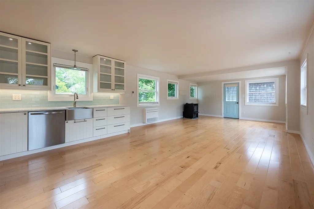 2 bed, 1.0 bath, 881 sqft, $3,200 — Photo 4