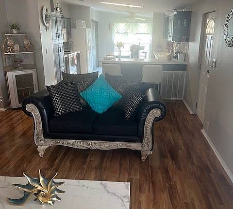 5th image of 631 Tulip Cir W