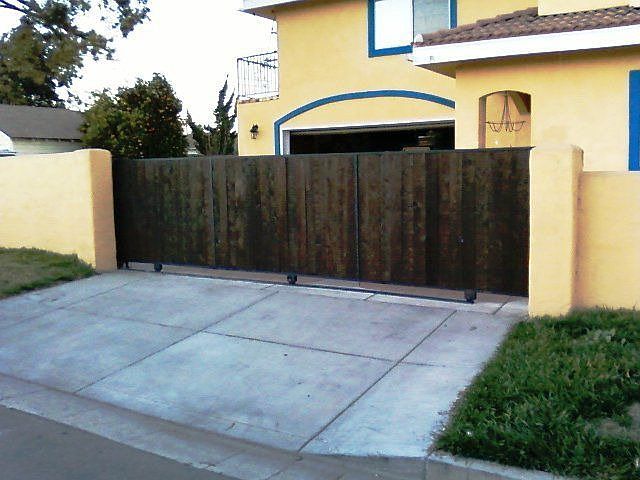 Side Gate