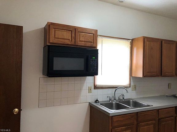 3rd image of 323 College St