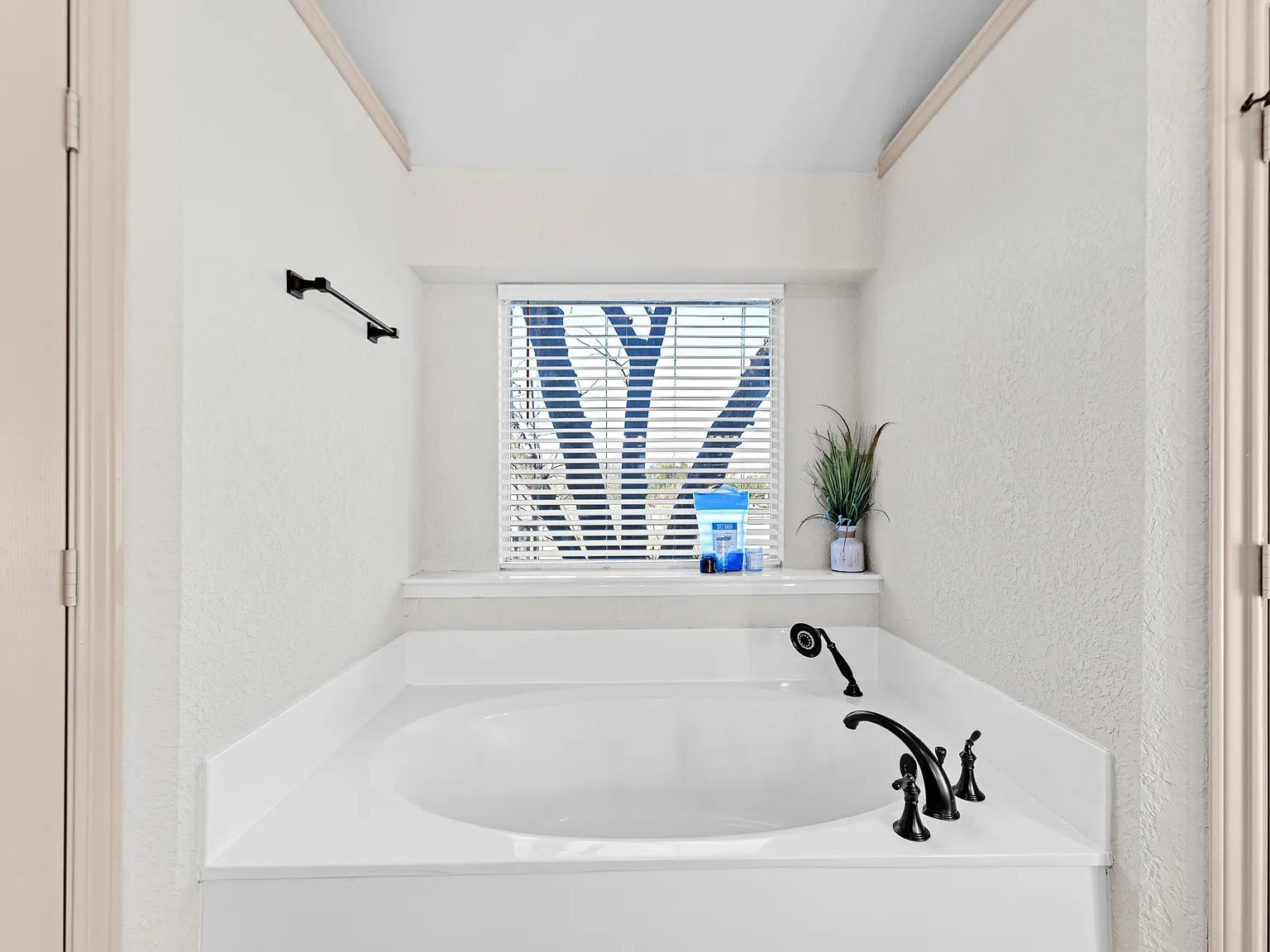 5202 Heatherdale Dr — Photo 3