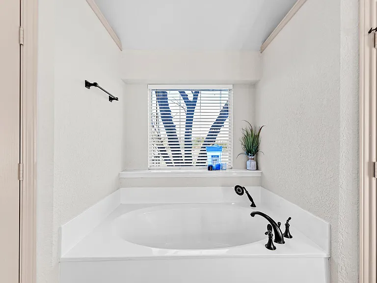5202 Heatherdale Dr — Photo 3