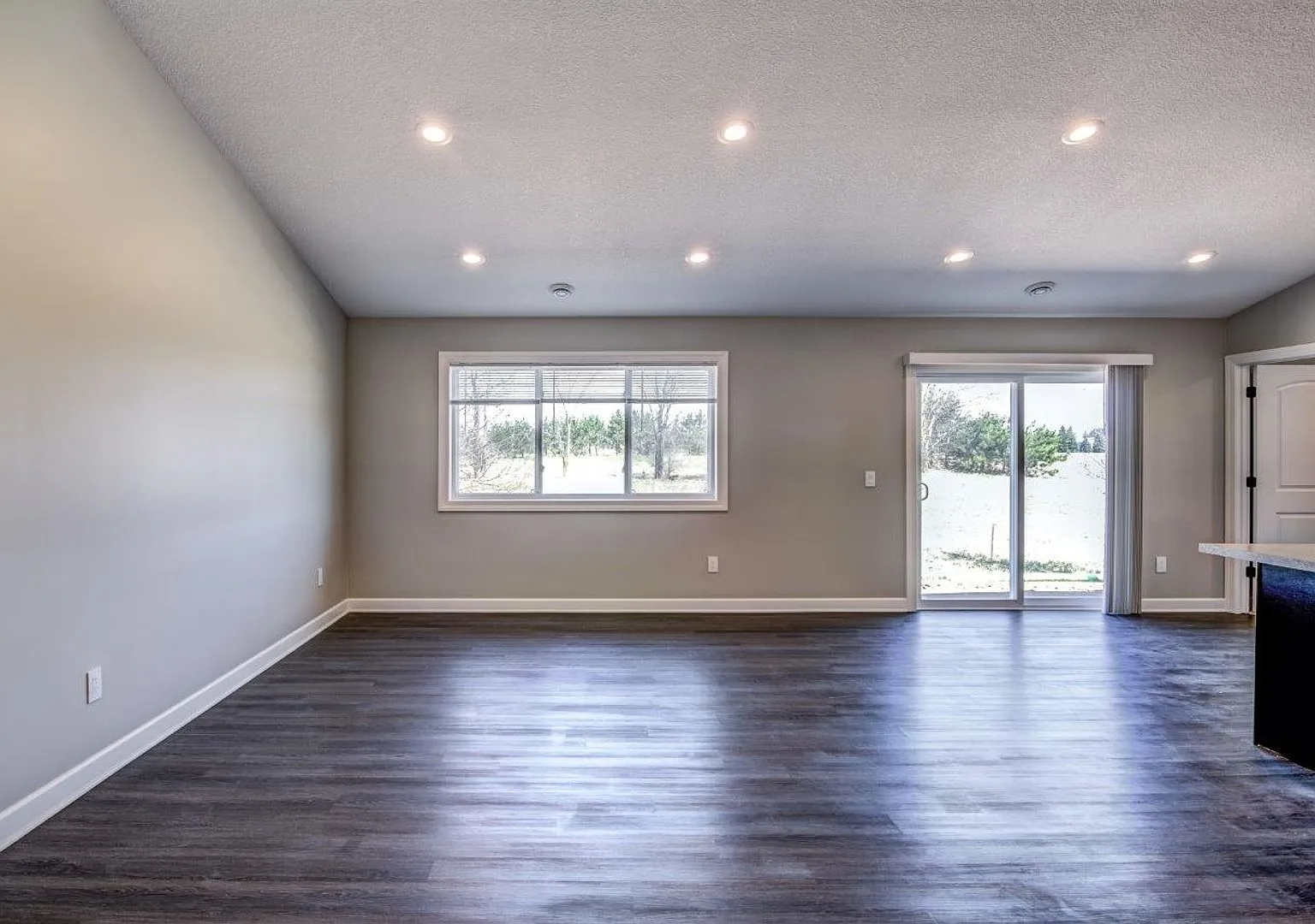 3 Bedroom Town Home, Association Maintained Lawn & Snow Removal Included — Photo 3