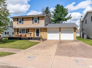 900 14th Pl, Camanche, IA 52730