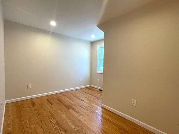 4th image of 26 E Hawthorne Ave Floor 1