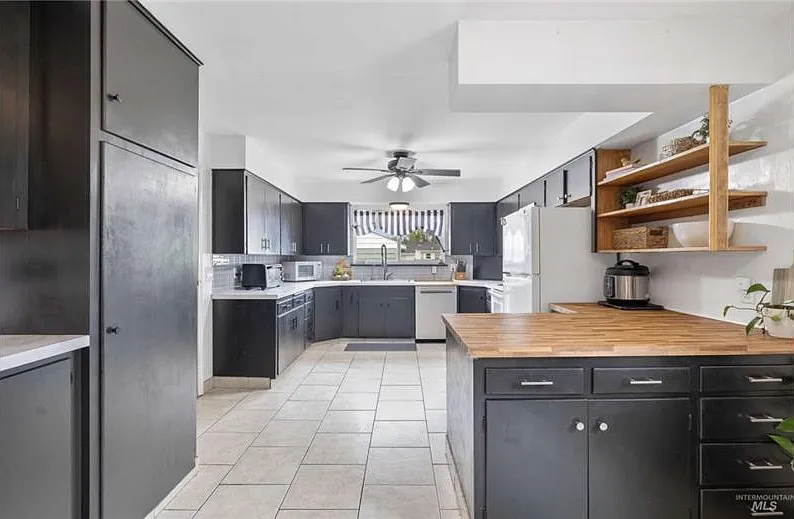 3 bed, 1352 sqft, $2,595 — Photo 4