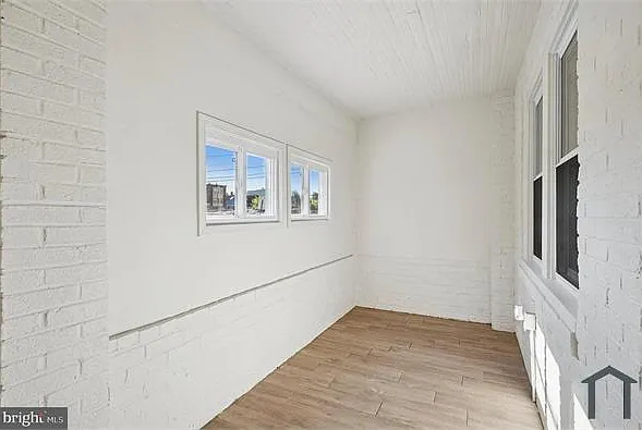 443 Darby Ter — Photo 2