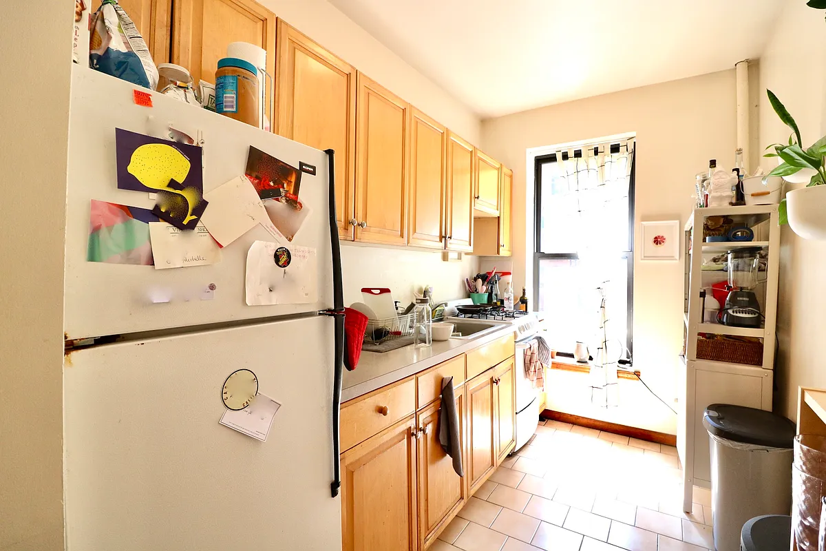 Building Photo - 201 W 94th St #3C