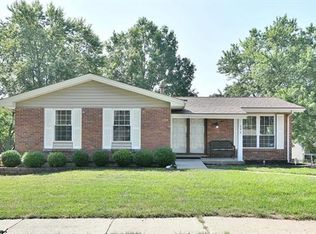 696 Woodrun Ct, Ballwin, MO 63021