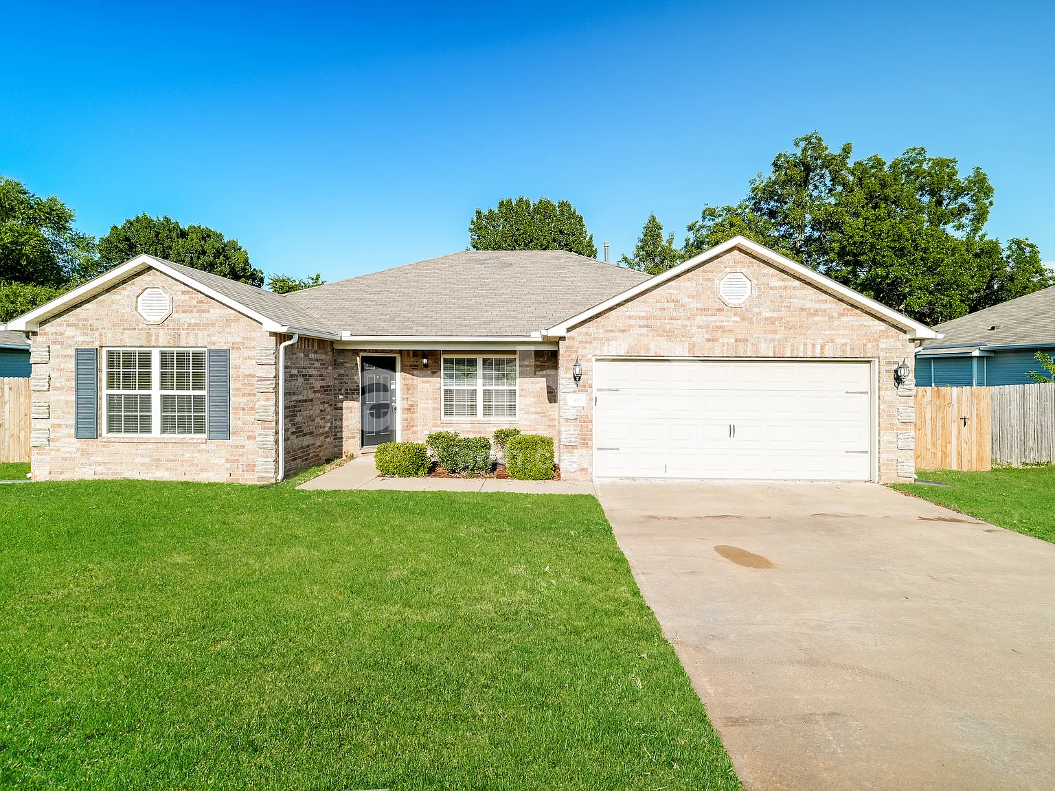 4 bed, 2.0 bath, 1614 sqft, $1,925 — Photo 1