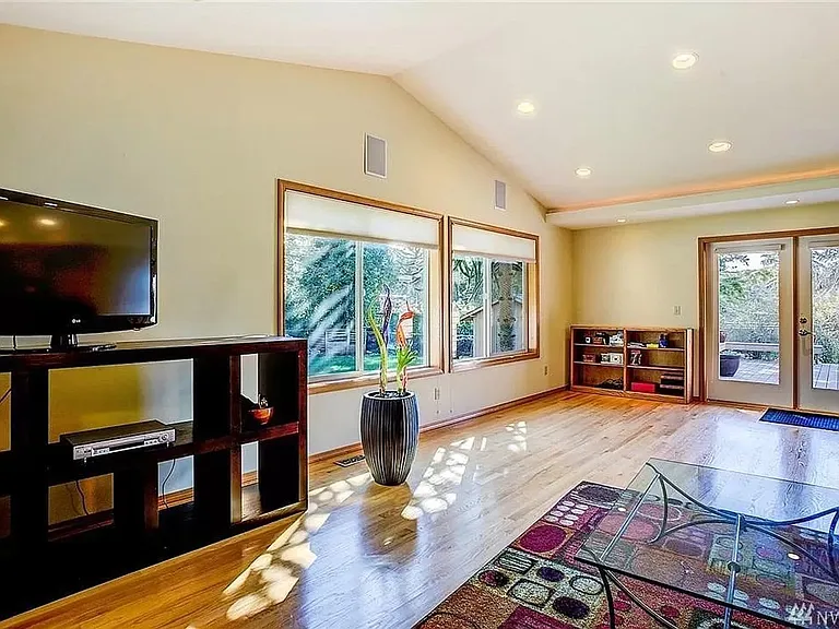8630 Holly Ln — Photo 4
