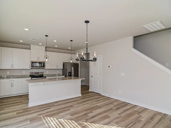 3rd image of 1333 Bluffton Cir