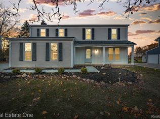 5426 N Piccadilly, West Bloomfield, MI 48322