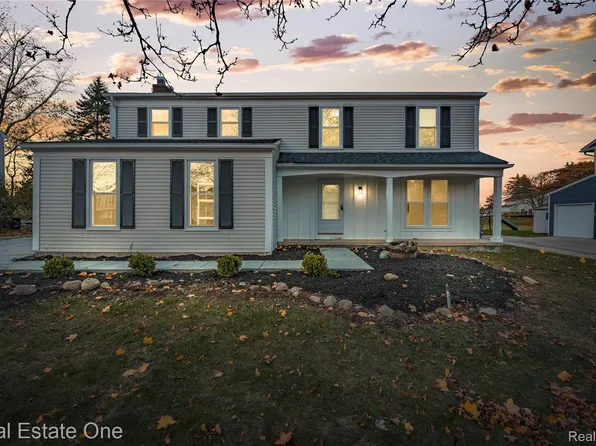5426 N Piccadilly, West Bloomfield, MI 48322