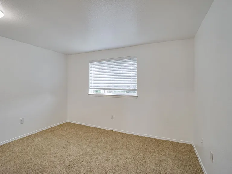 5075-5105 10th Ave NE — Photo 17