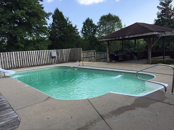 4th image of 295 Farris Ln