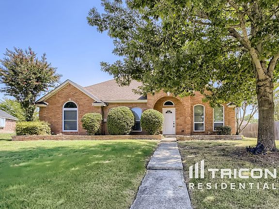 2nd image of 823 Fox Glen Cir