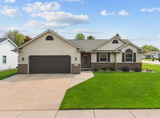 1800 Basswood Ln, Little Chute, WI 54140