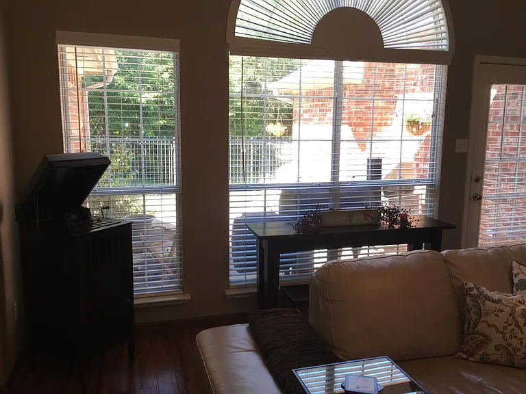 2276 Grandview Dr — Photo 2