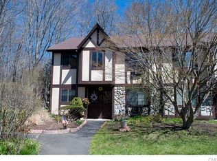 222 Foxwood Ln, Milford, CT 06461