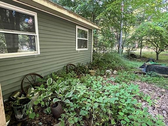 3rd image of 723 Circle Dr