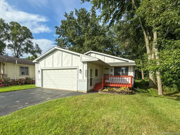 8809 Arlington St, White Lake, MI 48386