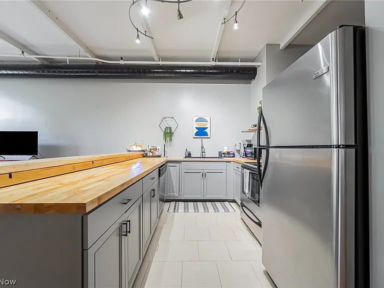 1133 W 9th St #305 — Photo 11