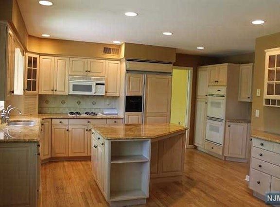 2nd image of 490 Chapman Pl