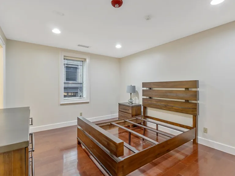 115 E Jefferson St — Photo 23