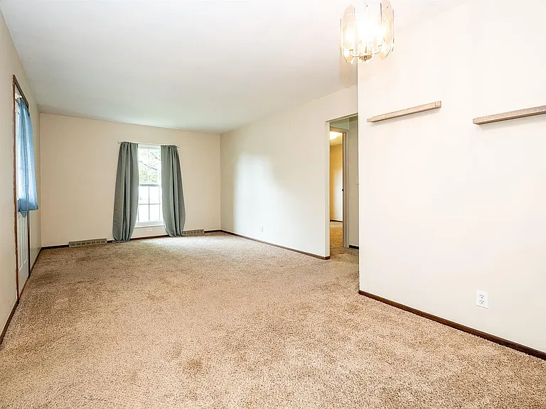 2405 W Carriage Ln — Photo 6