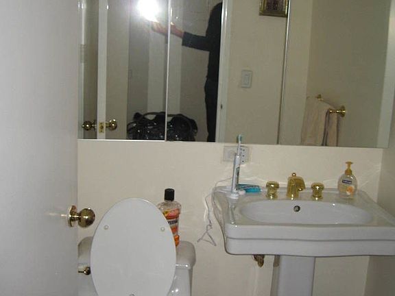 4th image of 201 W 72nd St APT 8M