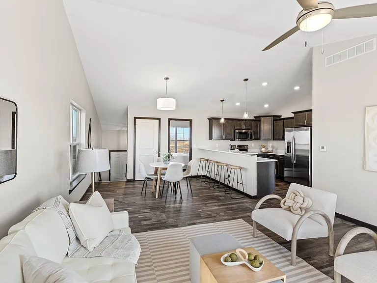 405 Chloe Dr — Photo 2