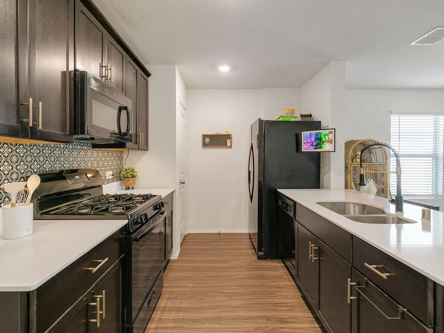 4 bed, 1959 sqft, $2,150 — Photo 4