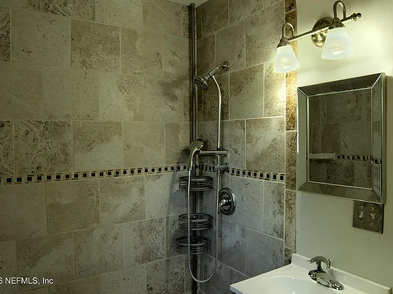 1370 Labelle St — Photo 22