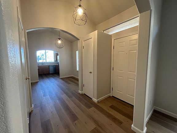 4th image of 819 Chateau Cir