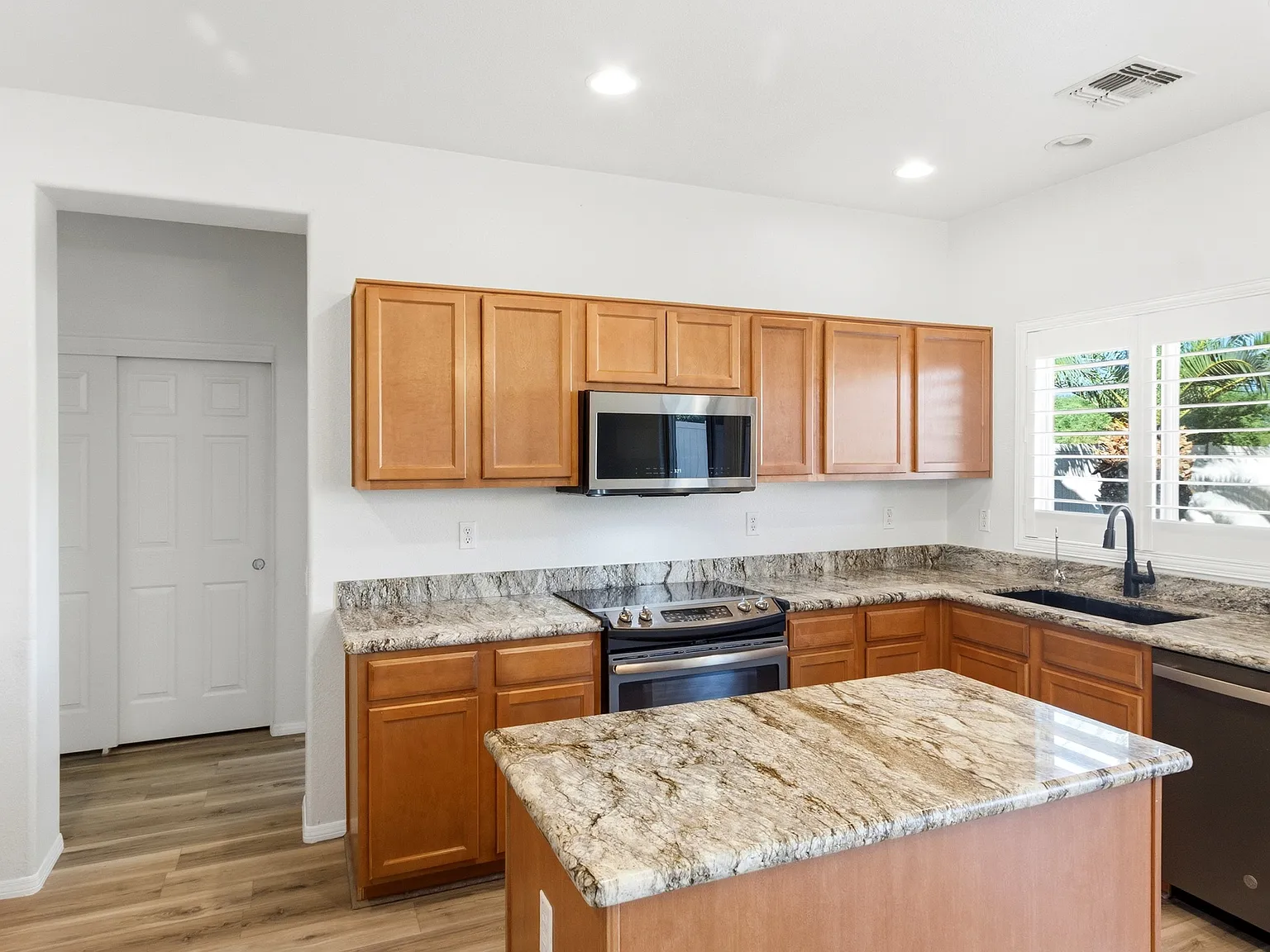 4 bed, 3184 sqft, $2,150 — Photo 3