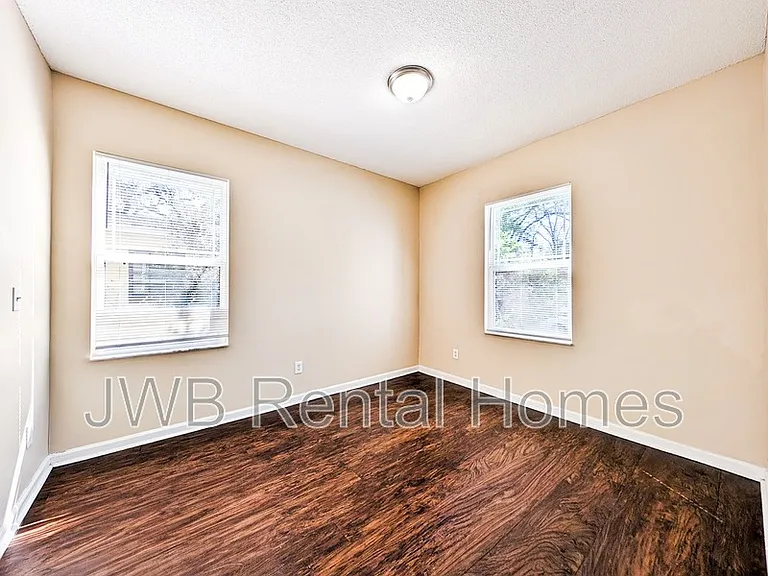 1149 W 28th St — Photo 4