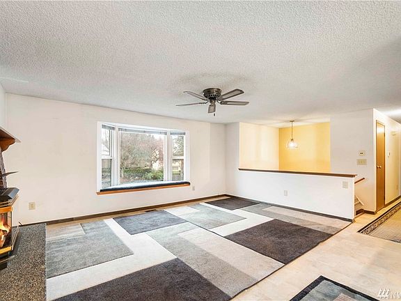 Spacious Living Room with Ceiling Fan!