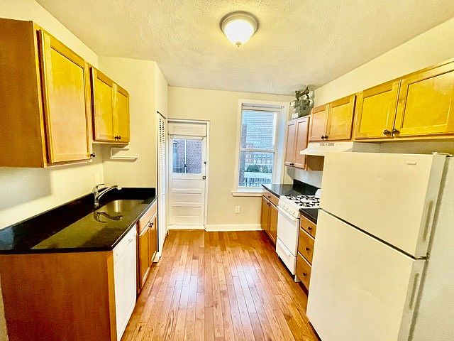 1st image of 212 Hanover St #3