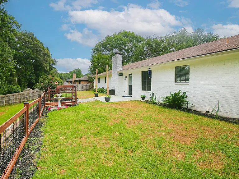 413 Woodway Ln — Photo 25