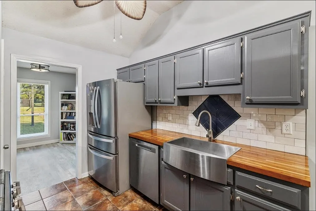3 bed, 2.0 bath, $1,384 — Photo 3