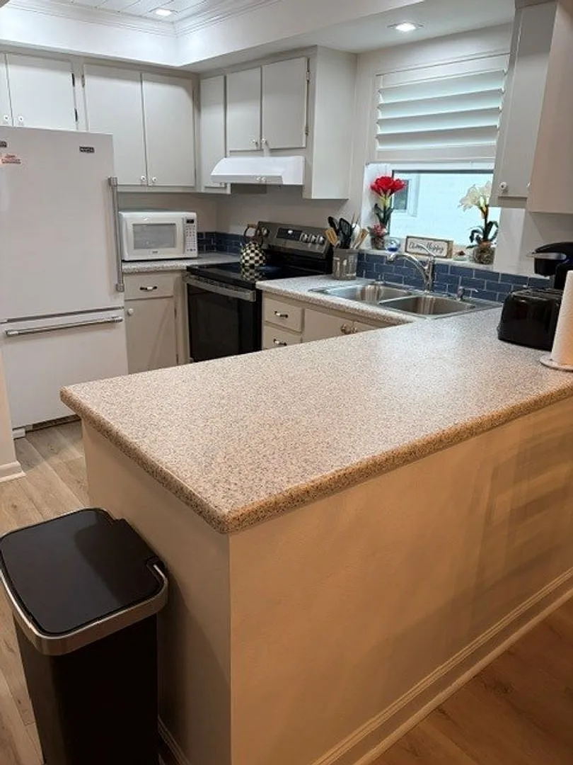 **Free Golf**Charming - Furnished Seasonal Rental**2 Beds/2 Baths**Near Downtown Naples** — Photo 4